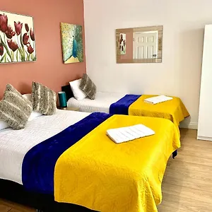 Ensuite With Small Kitchenette, Private Bathroom And Parking Apartment